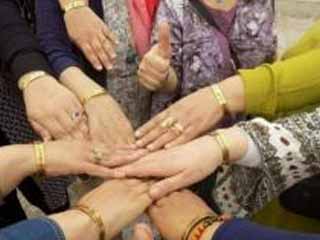 داهمها سرطان الثدى فحاربته بأسورة نحاسية مبطنة بالجلد