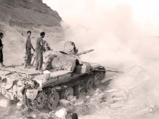 الإمارات تدعم صنعاء بدبابات متطورة.. والحوثيون مستمرون فى البلطجة