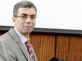 .. وتطمئن علـى صحة الكاتب ياسر رزق