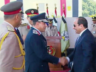 الرئيس يصدق على ترقية اللواء محمد عباس قائد القوات الجوية لرتبة فريق