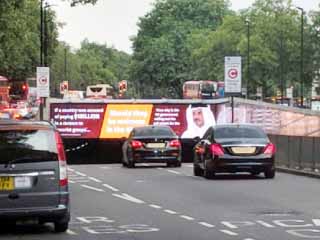 مظاهرات حاشدة ضد تميم.. و80 نائبا بمجلس العموم يقاطعون كلمته