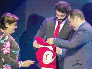 النبوى وشمة سفيران للهلال الأحمر فى «العطاء بدمك