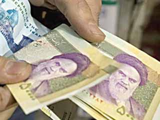 .. وانهيار العملة الإيرانية لأدنى مستوى