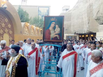 زغاريد القبطيات تنطلق مع تحرك أيقونة السيدة العذراء بجبل درنكة