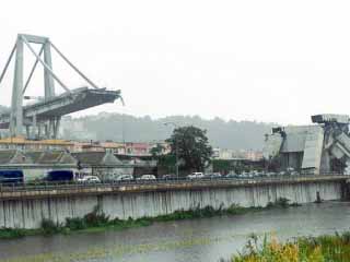 أحزان فى إيطاليا بعد انهيار جسر «جنوة»