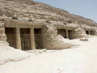 شباب «سفينة النيل» يزورون مقابر «بنى حسن»