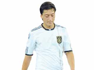 «أوزيل» يتجاهل الرد على اتصالات «لوف»