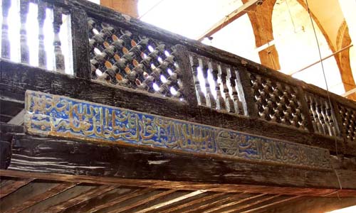 دكة المبلغ.. حى على الصلاة يا من فى الصفوف الخلفية