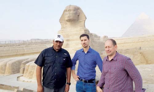 وزير سلوفاكى فى صورة تذكارية مع الهرم وأبوالهول