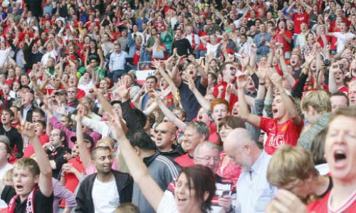 جماهير مانشستر تطالب بـ «رأس مورينيو»