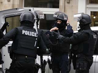 فرنسا تجمد أرصدة للاستخبارات الإيرانية  وتعتقل 11 فى مركز داعم للإرهاب