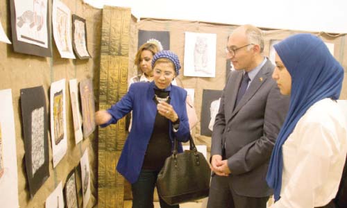 بـ«الريشة والألوان».. طلاب فنون تطبيقية يسجلون تاريخ مصر