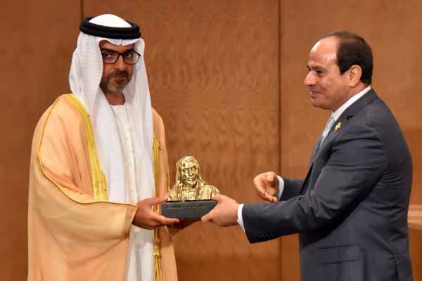 السيسى يكرم نجل الشيخ زايد وحفيد مانديلا