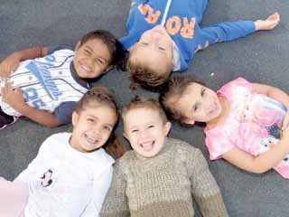 العالم يحتفل بيوم الطفل.. ويتحول إلى اللون الأزرق