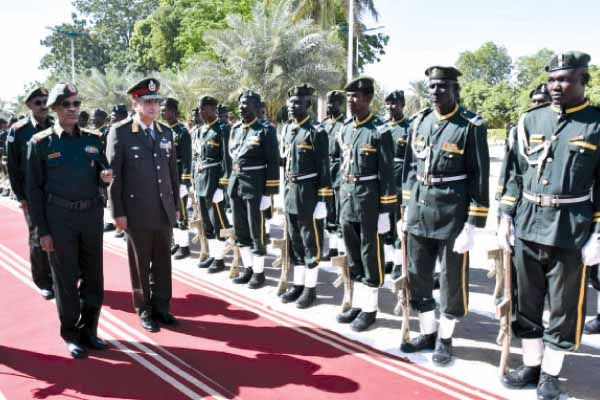 وزير الدفاع يعود إلى القاهرة بعد زيارة رسمية للسودان