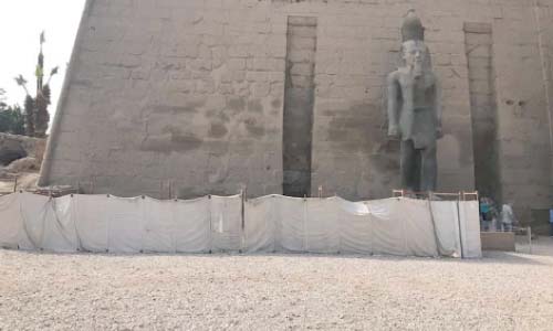 بدء ترميم آخر تمثال لرمسيس الثانى أمام معبد الأقصر