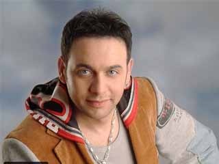 مصطفى قمر يتحدث عن أسرته لأول مرة فى «حفلة 11»