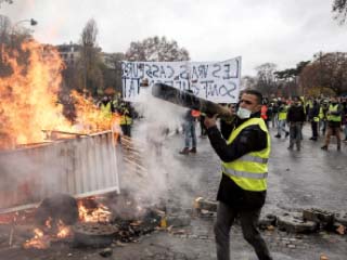 حرب شوارع فى «باريس»