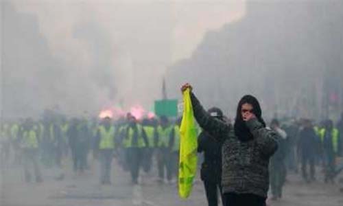 الشرطة الفرنسية تستعين بـ «سلاح سرى» لوقف المتظاهرين