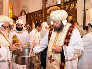 طقوس كنسية.. أسرار طبخ زيت الميرون المقدس