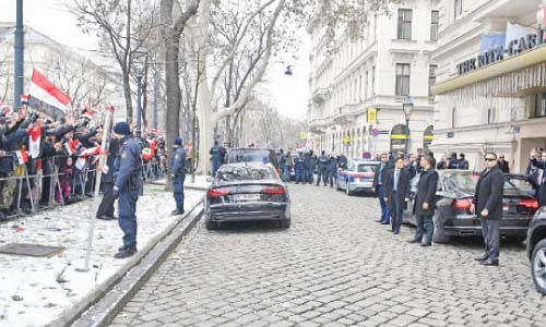 الجالية المصرية بـ «فيينا» تستقبل الرئيس بالأعلام وهتافات «تحيا مصر»