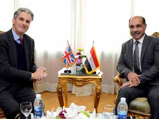 وزيـر الطيران يبحث مع السفير البريطانى دعـم العـلاقـات الثنـائية