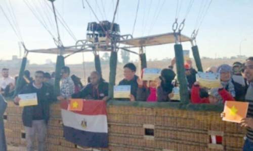 سياح فيتنام يرفعون أعلام بلدهم فى الأقصر