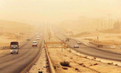 العواصف الترابية والرياح الحادة تضرب المحافظات