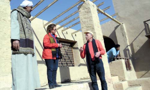 الفنان «محمود حميدة» يتفقد مسرح حسن فتحى بالأقصر.. ومبادرة لإحيائه