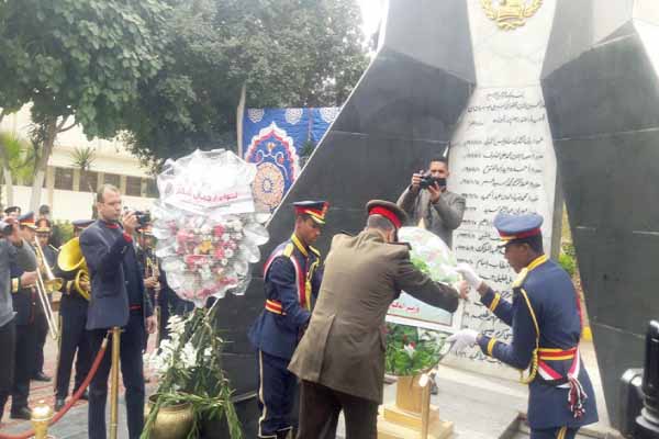 أكاليل الزهور تزين النصب التذكارية