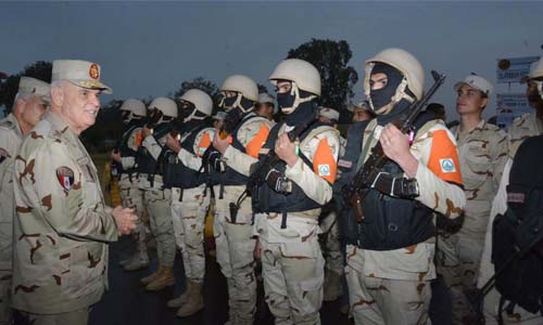 الفريق محمد فريد يتفقد عناصر تأمين المجرى الملاحى لقناة السويس