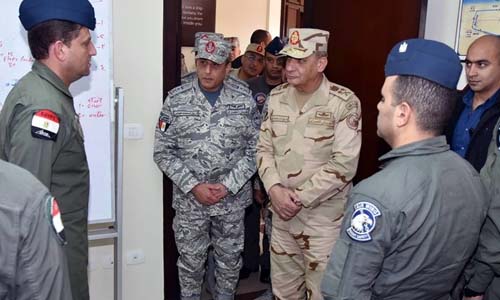 الفريق أول محمد زكى يتفقد الأنشطة التعليمية بالكلية الجوية