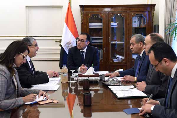 رئيس الوزراء يتابع توافر السلع الاستراتيجية.. وخطة للحفاظ على مكانة القطن