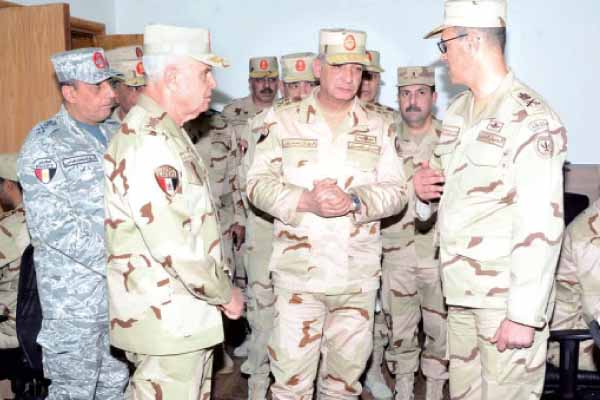 وزير الدفاع يتفقد أعمال التطوير  بمعهد نظم المعلومات للقوات المسلحة