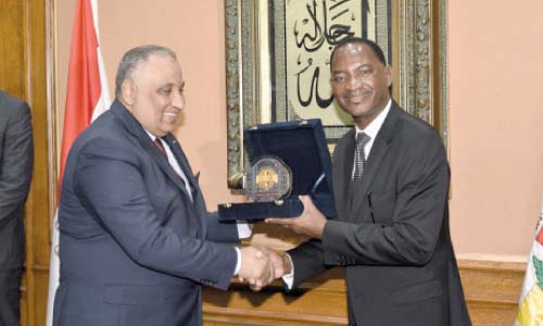 رئيس «الرقابة الإدارية» يلتقى وفد الاتحاد الإفريقى لمكافحة الفساد