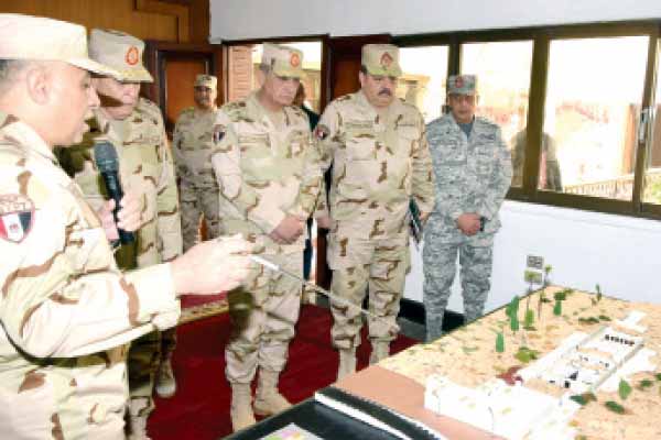 وزير الدفاع يتفقد أحد تشكيلات قوات الدفاع الجوى