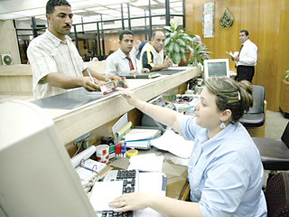 تخفيضات كبيرة بأسعار الفائدة على الحسابات والشهادات بالبنوك