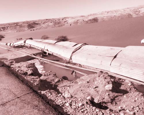 تدمير سير الحجر الجيرى لمصنع أسمنت القطامية بسبب انهيار ساتر ترابى بالقاهرة الجديدة