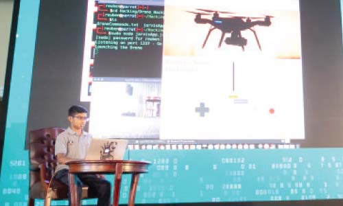 «الطفل المعجزة» يخترق طائرة عن بعد ويكشف ضعف التدابير الأمنية