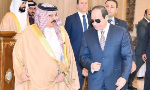 الرئيس يودع ملك البحرين عقب زيارة للقاهرة