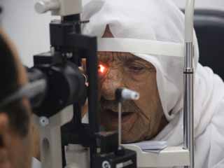 ..«وصناع الخير» تواصل الكشف المجانى على مصابى العيون