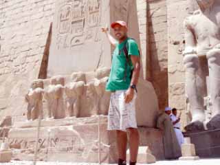 بعد زيارة 27 دولة إفريقية..  الرحالة المغربى «ياسين غلام» يغادر الأقصر