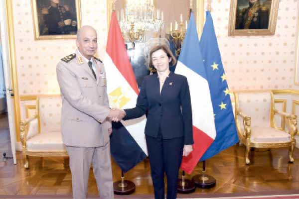 الفريق أول محمد زكى يعود إلى القاهرة بعد زيارته لفرنسا