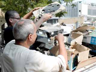 هواتف محمولة وأجهزة إلكترونية بـ«المجان» للأيتام