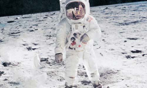 لقطات نادرة لـ«أرمسترونج»  على سطح القمر فى مزاد علنى