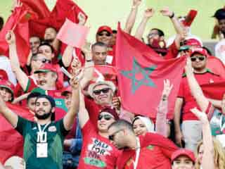 مشجعو المغرب يساندون الجزائر