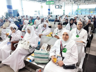 إلى رحاب النبى.. زغاريد فى مطار القاهرة احتفالا بإقلاع أول أفواج الحجاج