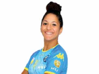 لاعبة كرة اليد الشاطئية الفرنسية سابرينا زازاى: أعشق المخاطرة.. ولعبت ضد المصرية «إيشان عيد»