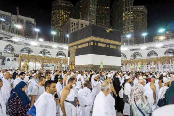 دمـوع الإيمـان تغطـى  وجـوه ضيـوف الرحمـن