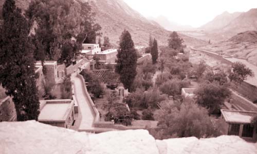 حديقة غناء وكنيسة الموتى..  هنا يسكن التاريخ فى أشهر أديرة العالم